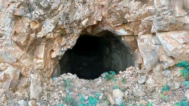 探秘化州中火嶂防空洞,洞里漆黑一片蝙蝠成群,还听到洞内有异响-vlog