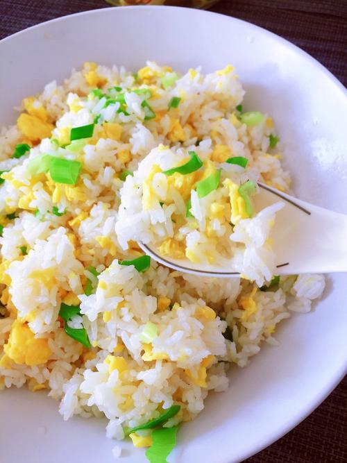 炒饭的做法剩的 米饭鸡蛋打散后加入少许盐搅拌均匀锅中放入花生油烧