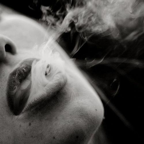 虽然我从未吸过烟,但我觉得这些吸烟的摄影真是令人难以置信的诱人 .