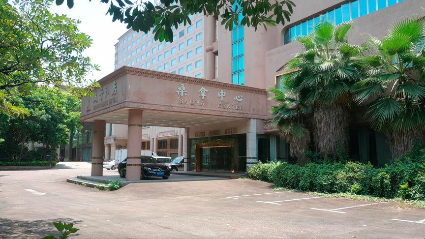 广东东莞实拍黄江镇曾经赫赫有名的太子酒店如今大门依旧紧锁