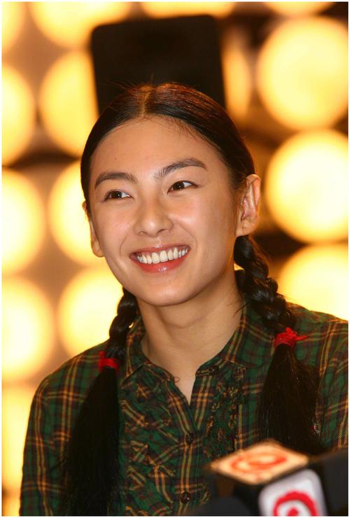 张雨绮11年前全素颜出镜,笑容灿烂显稚嫩,当时的她还是单眼皮