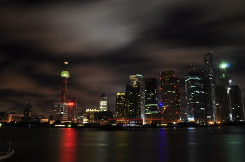 凌晨一点半的上海黄浦江畔
