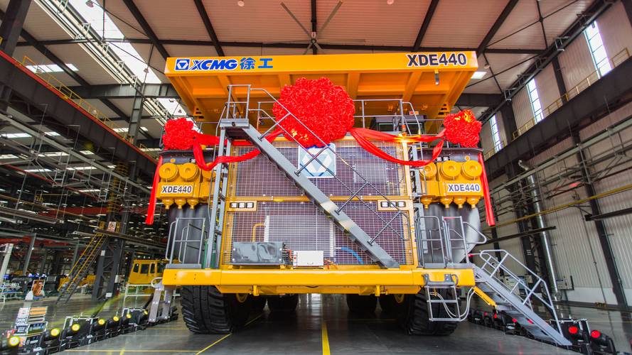 载重400公吨全球最大刚性矿车在徐工下线