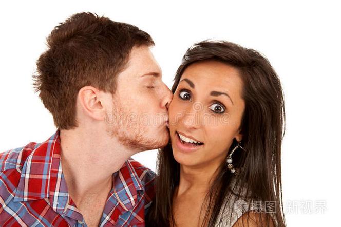 女人亲吻她男朋友的脸颊