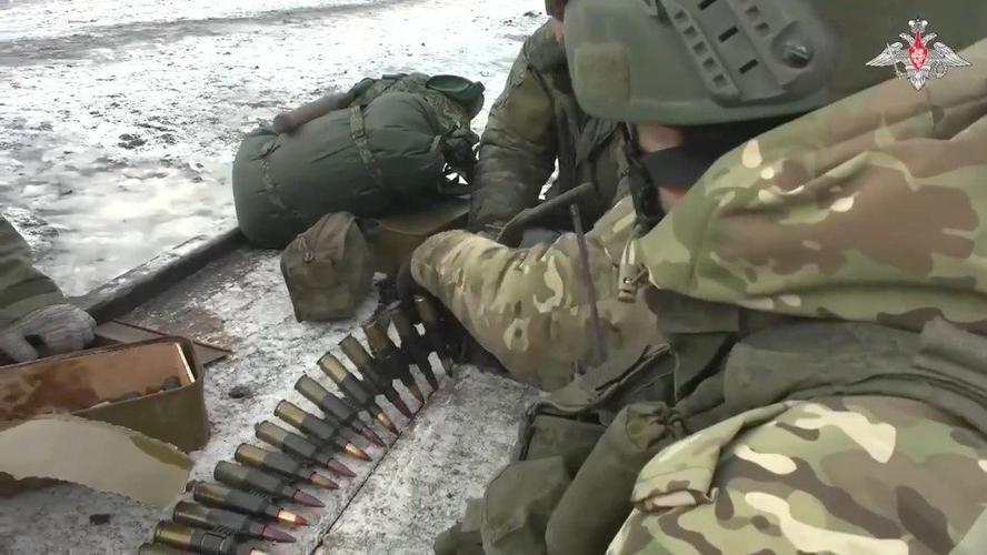 俄罗斯军人使用 14.5 毫米大口径弗拉基米洛夫机枪进行训练