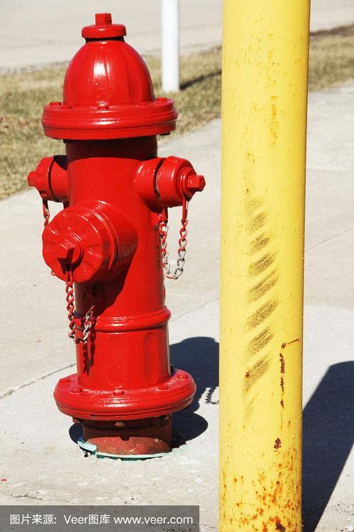 红色消防栓和黄色柱子