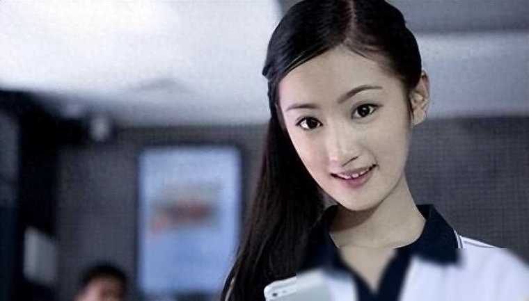 在其中,黄诗佳饰演的"少年江亚菲"备受瞩目,她敢言敢行,尽管嘴上毒舌