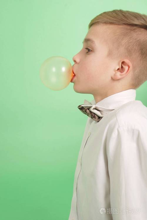 小男孩吹泡泡糖的泡沫