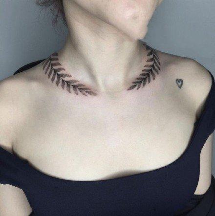 女生颈部小清新的项链纹身作品欣赏
