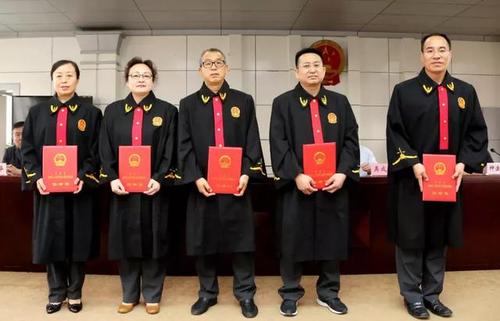 行业法治枣庄市中区人民法院举行人民陪审员宣誓仪式
