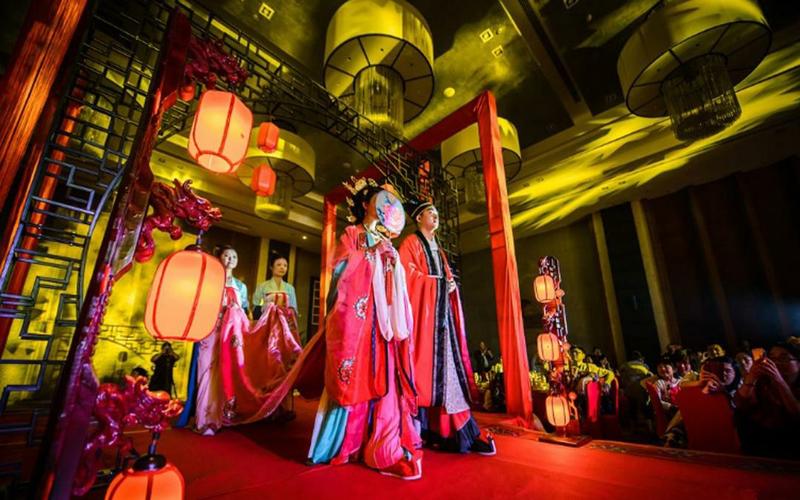 而中式婚礼在仪式感和创意的内容里,也深刻表达了中国式婚礼的文化的