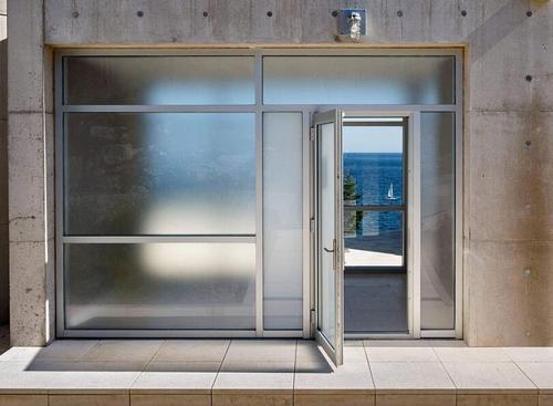 简约海景别墅落地窗简洁自然的玻璃门效果图