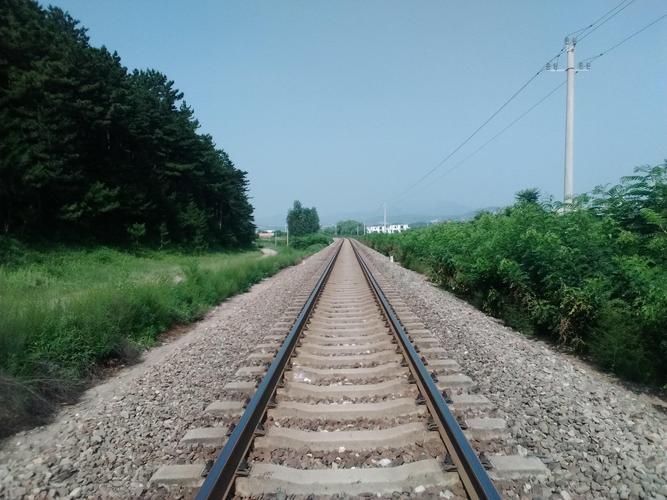  p>铁道,指供火车行驶的交通线路.