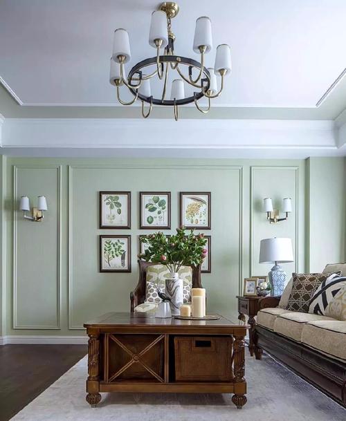 顶面延续墙面的灰绿色饰带,加以吊灯与简洁的石膏线点缀