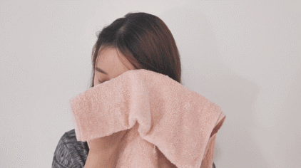 使用胶带在毛巾上进行粘毛试验,测试后胶带依然是干干净净,洗脸的时候