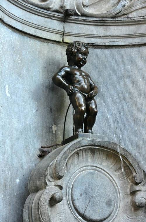 写美篇     小于连撒尿雕像,是布鲁塞尔的市标,这座闻名于世的小男孩