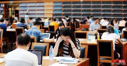 中国迈入一年中最热的"中伏",在北京的国家图书馆内,前来看书的读者也
