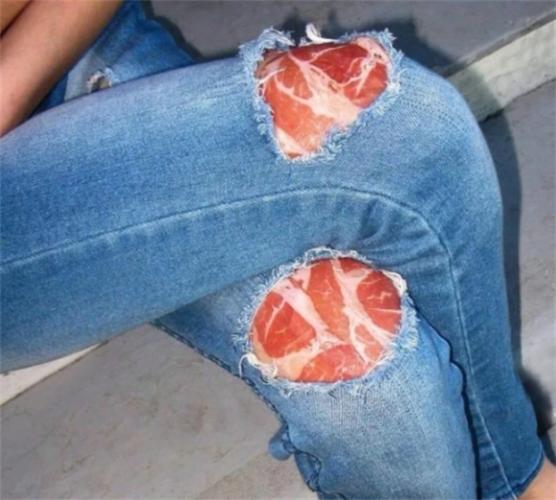 这可能是本年度最辣眼的破洞牛仔裤了,还是头一回见到这样"露"肉的.