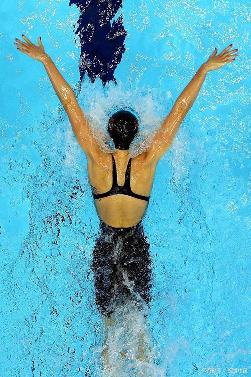 蝶泳起源于蛙泳和自由泳的结合,它需要运动员高超的技巧和协调性来