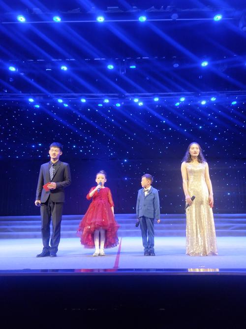 帅气美丽的4位主持人洪亮的声音宣布六一文艺汇演现在开始.