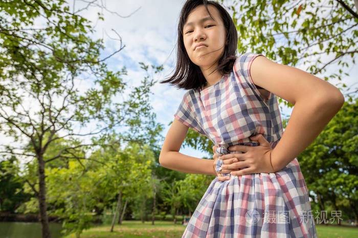 亚洲小女孩双手捂着肚子肚子疼可爱的孩子有腹痛病妇经期疼痛胃部健康