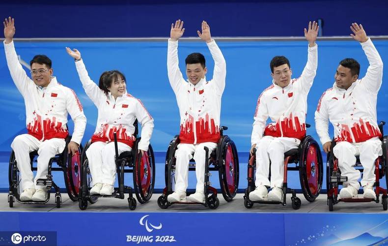 北京冬残奥会轮椅冰壶颁奖仪式中国队夺得金牌