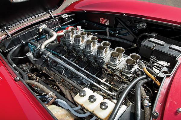 300匹马力的3285cc v12发动机在那个年代可谓是稀世珍宝一般,让人垂涎