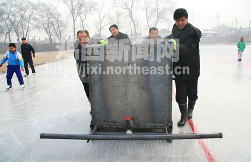 图为:教师用自制的浇冰车浇灌冰场.
