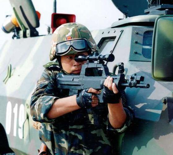 图文:中国特警队员使用95式步枪进行反恐演练