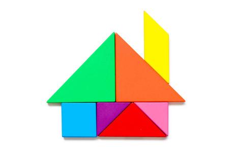 彩色木七巧板拼图在白色背景下的家居形状照片