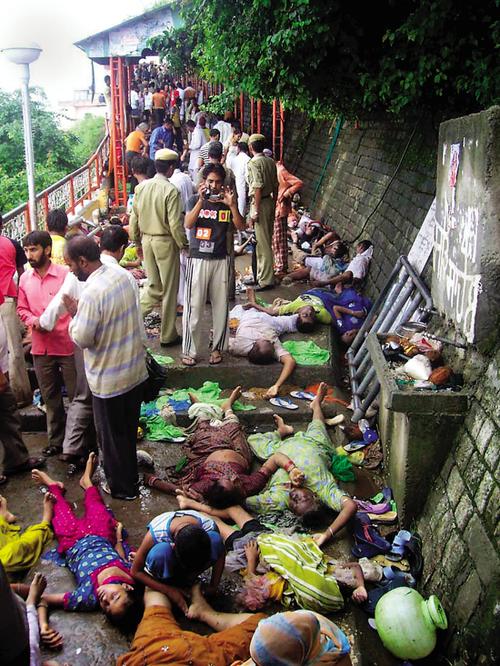 印度庙宇踩踏事件至少145人死亡