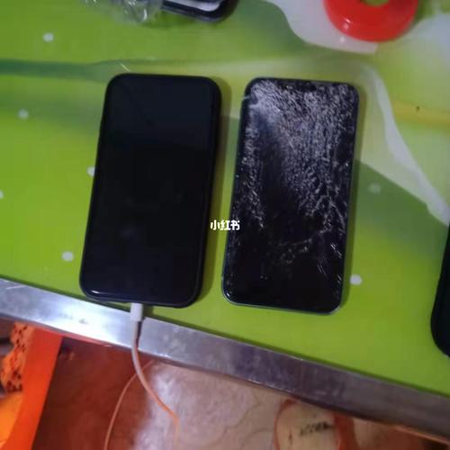 右边的手机还能修好吗?9月份才买的11 吵架摔坏了