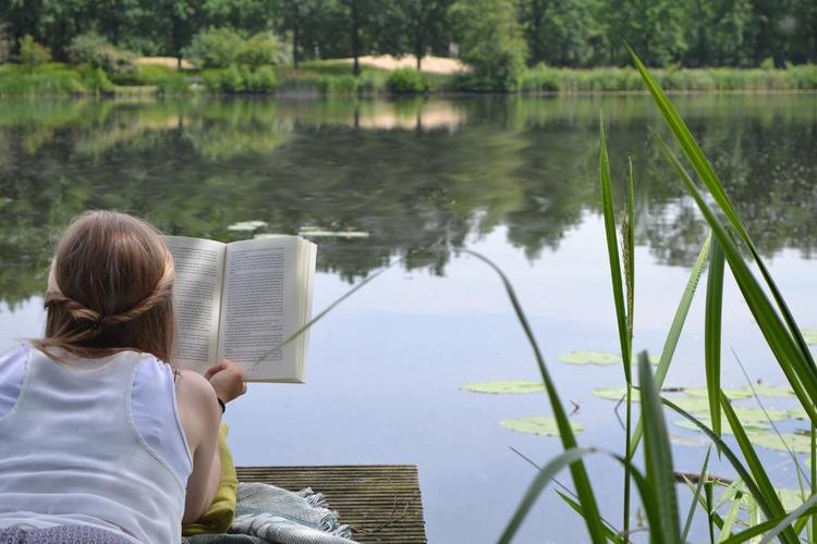 绿白娱乐闲适在湖边看书读书的女孩阅读放松娱乐背景图片