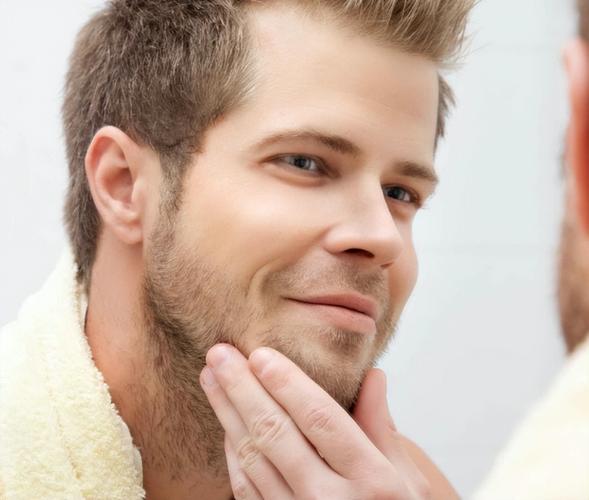 胡须就越来越茂盛,过了青春期之后,男性的长相越来越成熟,胡子的浓