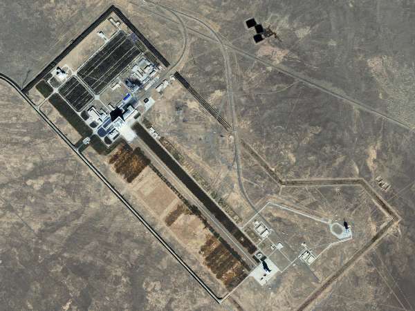  发射神舟十号的酒泉基地卫星照片,图片右下方为发射塔和燃料