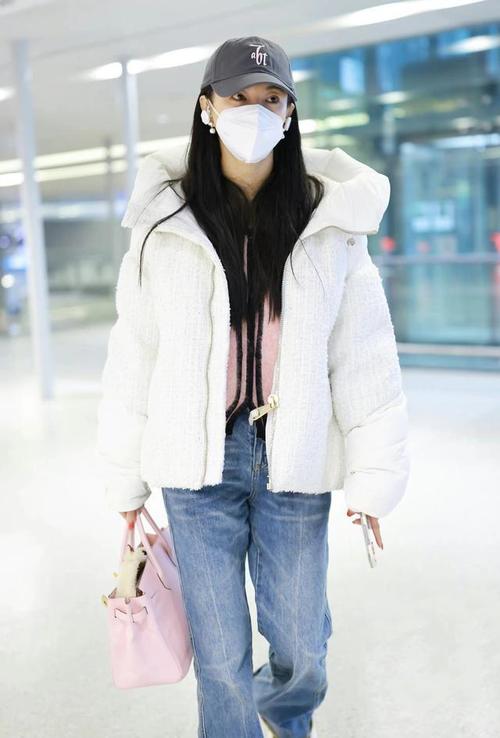 张雨绮现身机场白色短款羽绒服搭配牛仔裤温暖又时尚