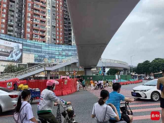 广州大道北一天桥围蔽两年只建了一边市民疑惑街道回应