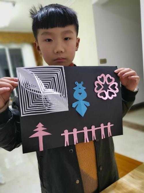 四小汉碑校区三年级数学组"停课不停学"剪纸活动———轴对称图形