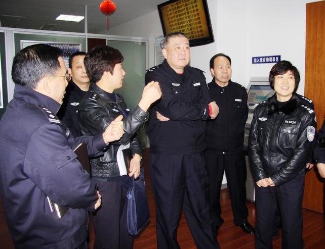 边卫跃副局长到江干分局出入境办证窗口检查指导工作