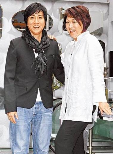 潘安邦(左)与制作人阮虔芷合作筹拍电视剧《外婆的澎湖湾》.