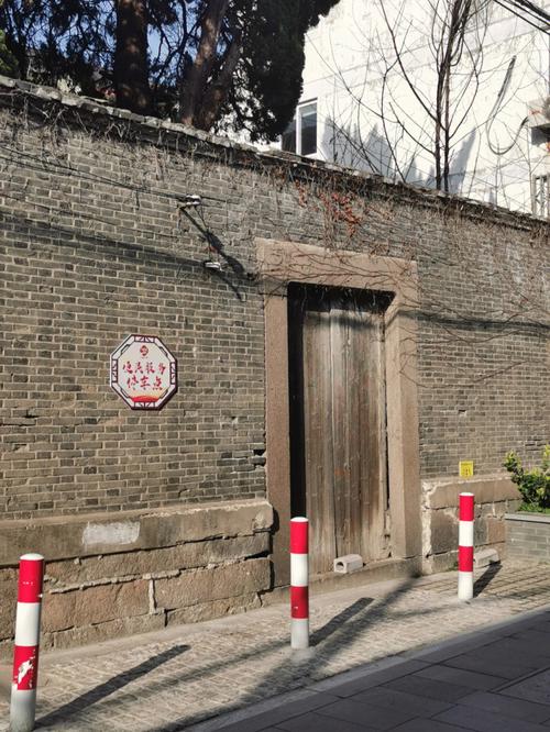 走过吴衙场的朋友一定会被16号铭文青砖砌筑的高大围墙所吸引,围墙