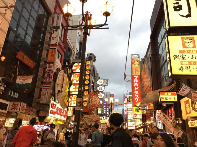 日本的招牌世界朋克气氛下的城市朝气