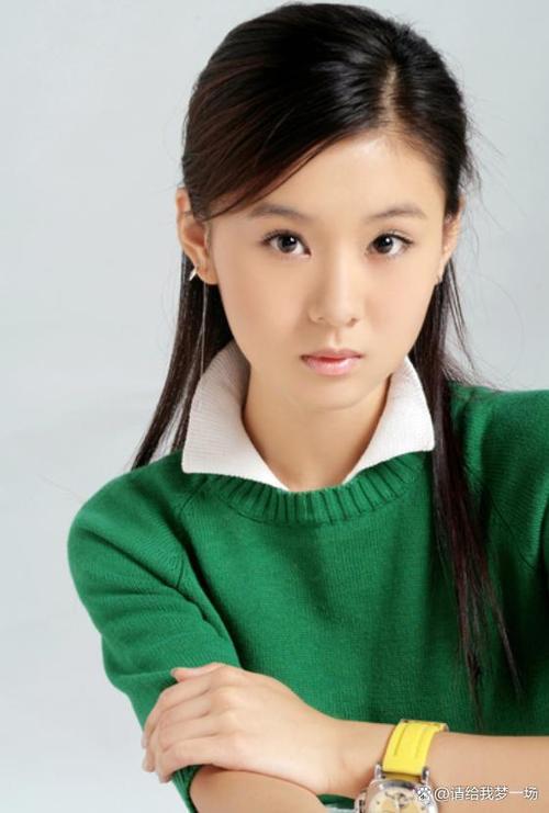 李小萌是一位在娱乐圈中拥有二十年经验的女演员,而她独特的选择是从