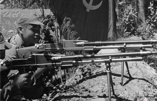弹匣装在机匣上方,是当年中国军队的主力自动武器,除了重机枪以外