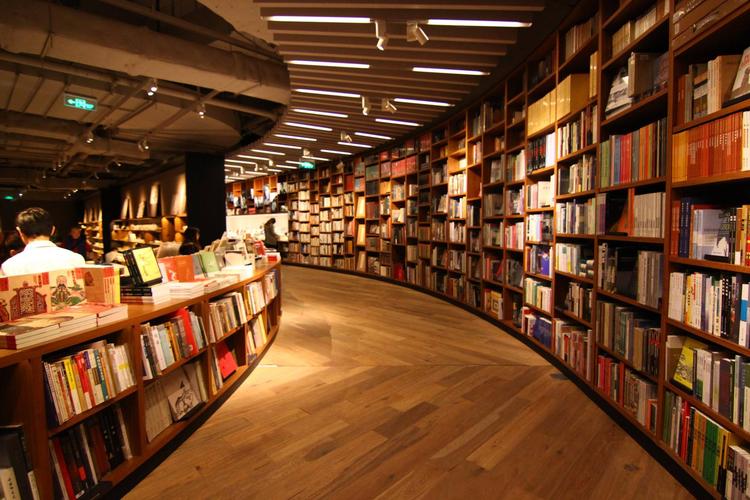 书店是看书的地方,注重一个环境的营造,因此在装修风格的选择上可以
