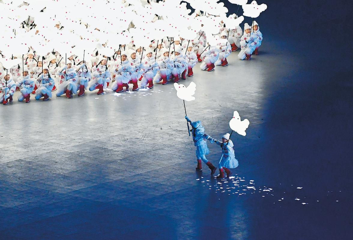 冬奥会开幕式和平鸽展示环节中掉队的小鸽子.本报记者 和冠欣摄