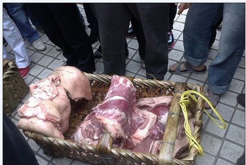 富顺华英小学食堂被曝购买死猪肉