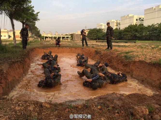 驻港部队特战在泥泞中锻造精兵