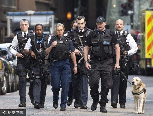当地时间2017年6月4日,英国伦敦,伦敦恐怖袭击发生后,武装警察在街头