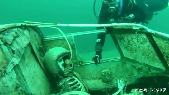 海底潜水发现飞机残骸,凑近一瞧被吓着了,舱内竟还有"人"?